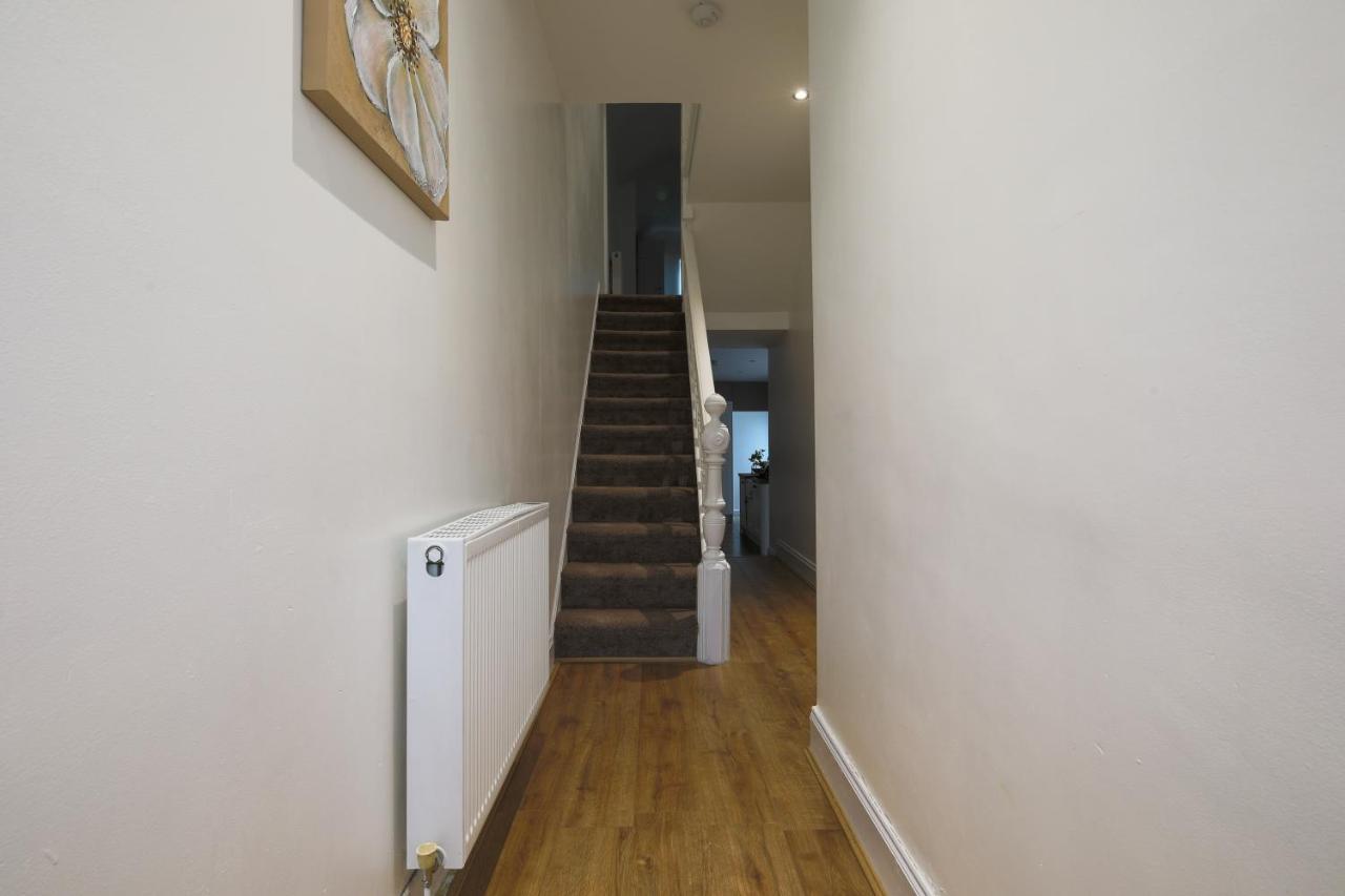 كارديف Spacious 4 Bedroom House- Walking Distance To City Centre & Great Backyard المظهر الخارجي الصورة