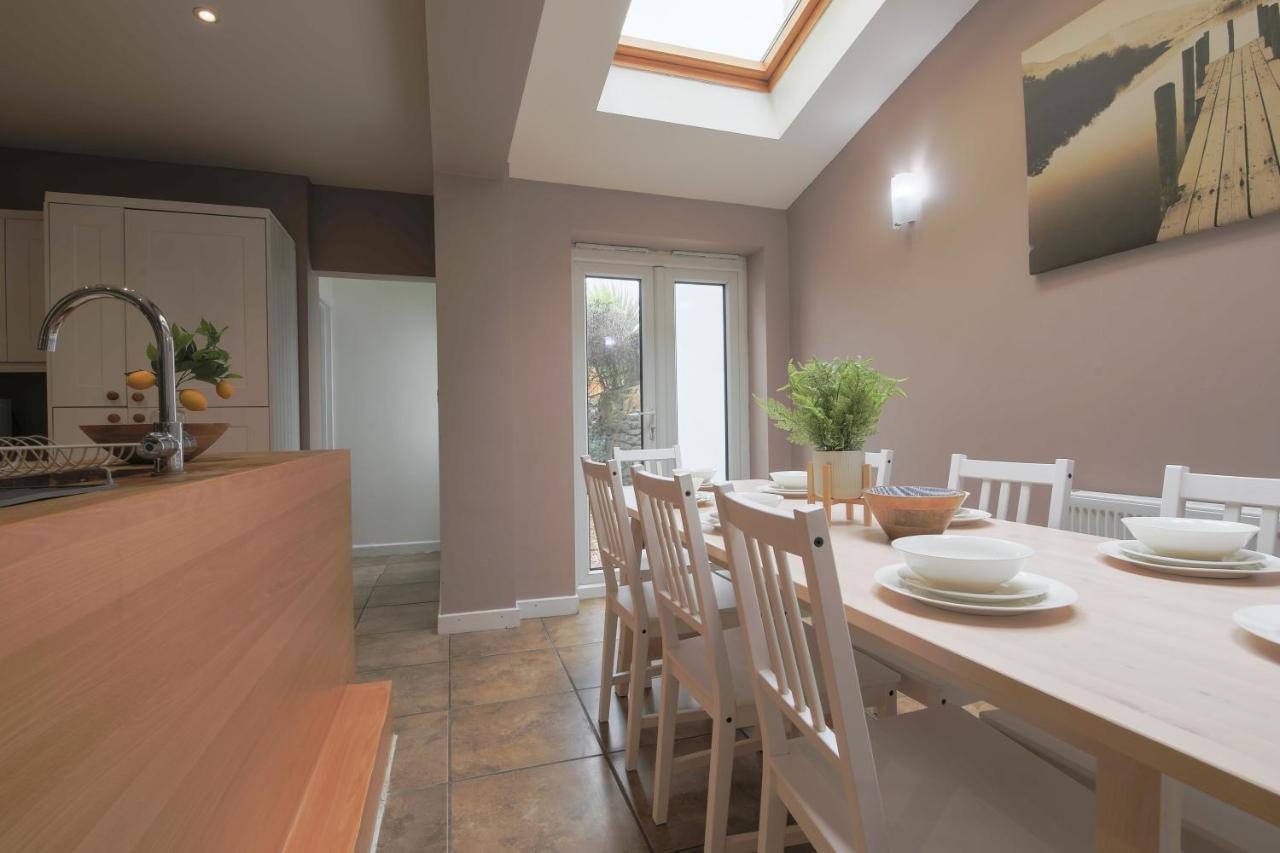 كارديف Spacious 4 Bedroom House- Walking Distance To City Centre & Great Backyard المظهر الخارجي الصورة